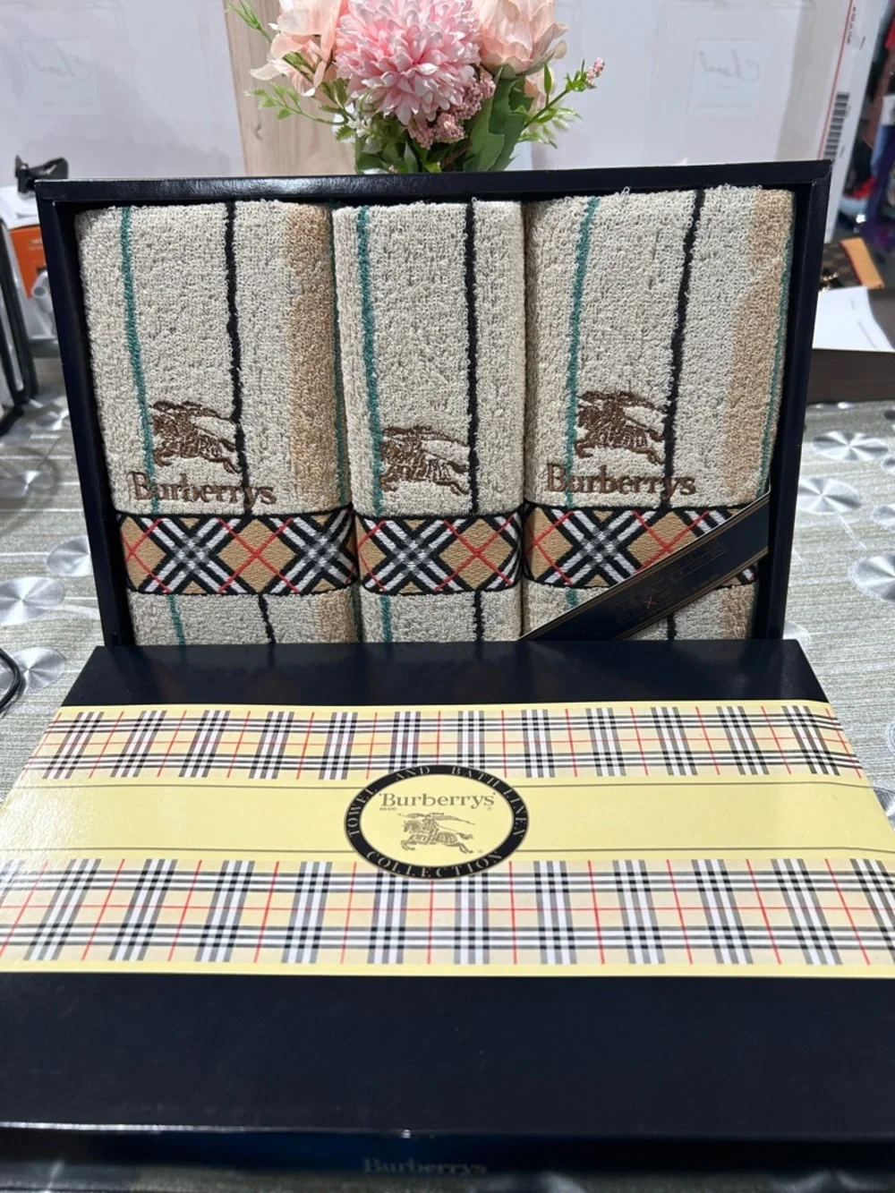 7028. Burberry Bath Towel Boxed Set Featuring Signature Nova Check Pattern.